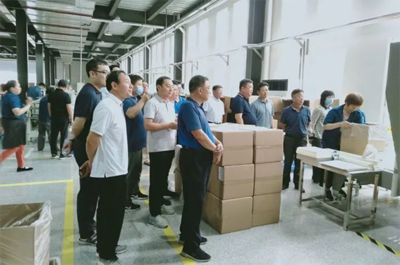 聚焦创新驱动，服务队观摩电子专用材料研发重点项目